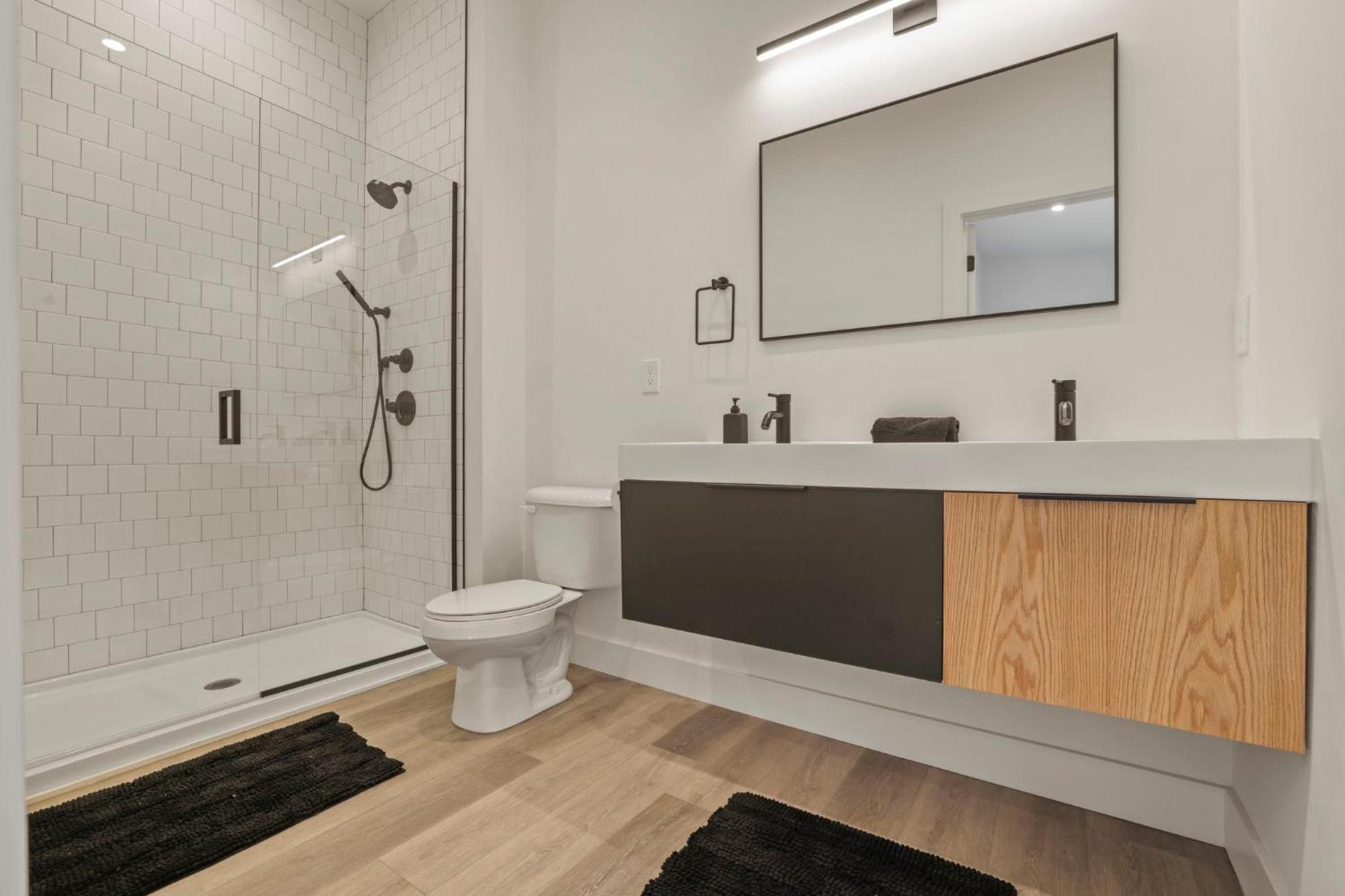 The Elegant Estate - Modern In Apartment *