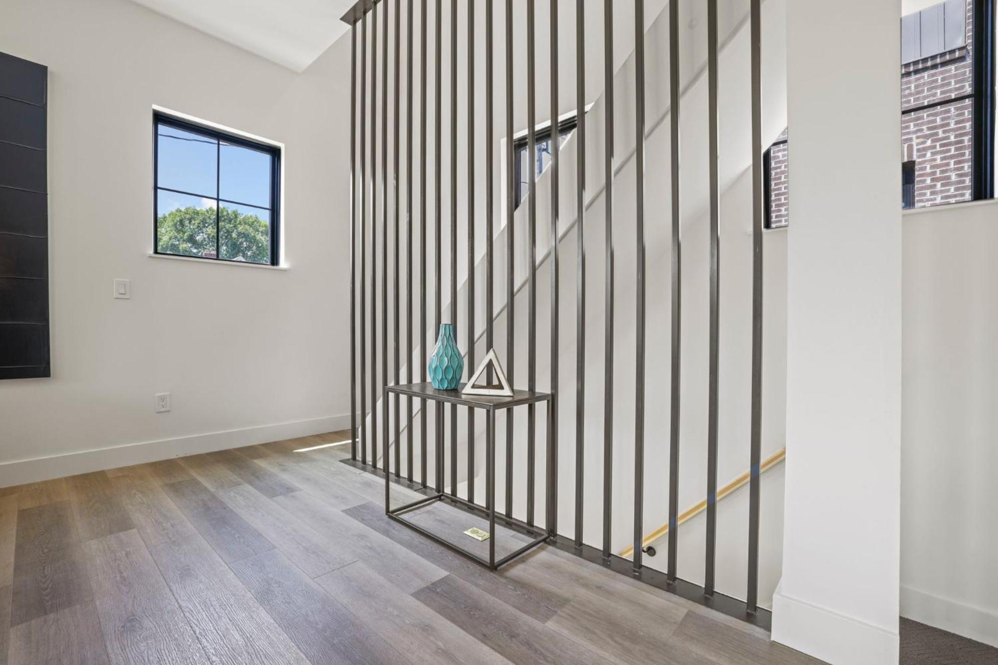 The Elegant Estate - Modern In Apartment Columbus