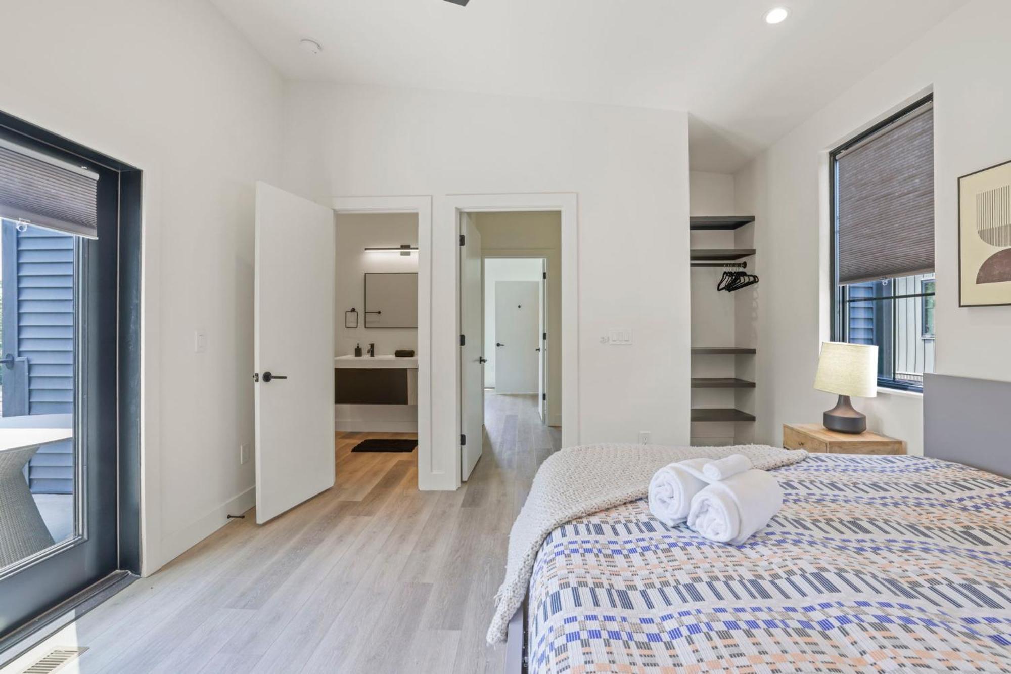 The Elegant Estate - Modern In Apartment Columbus