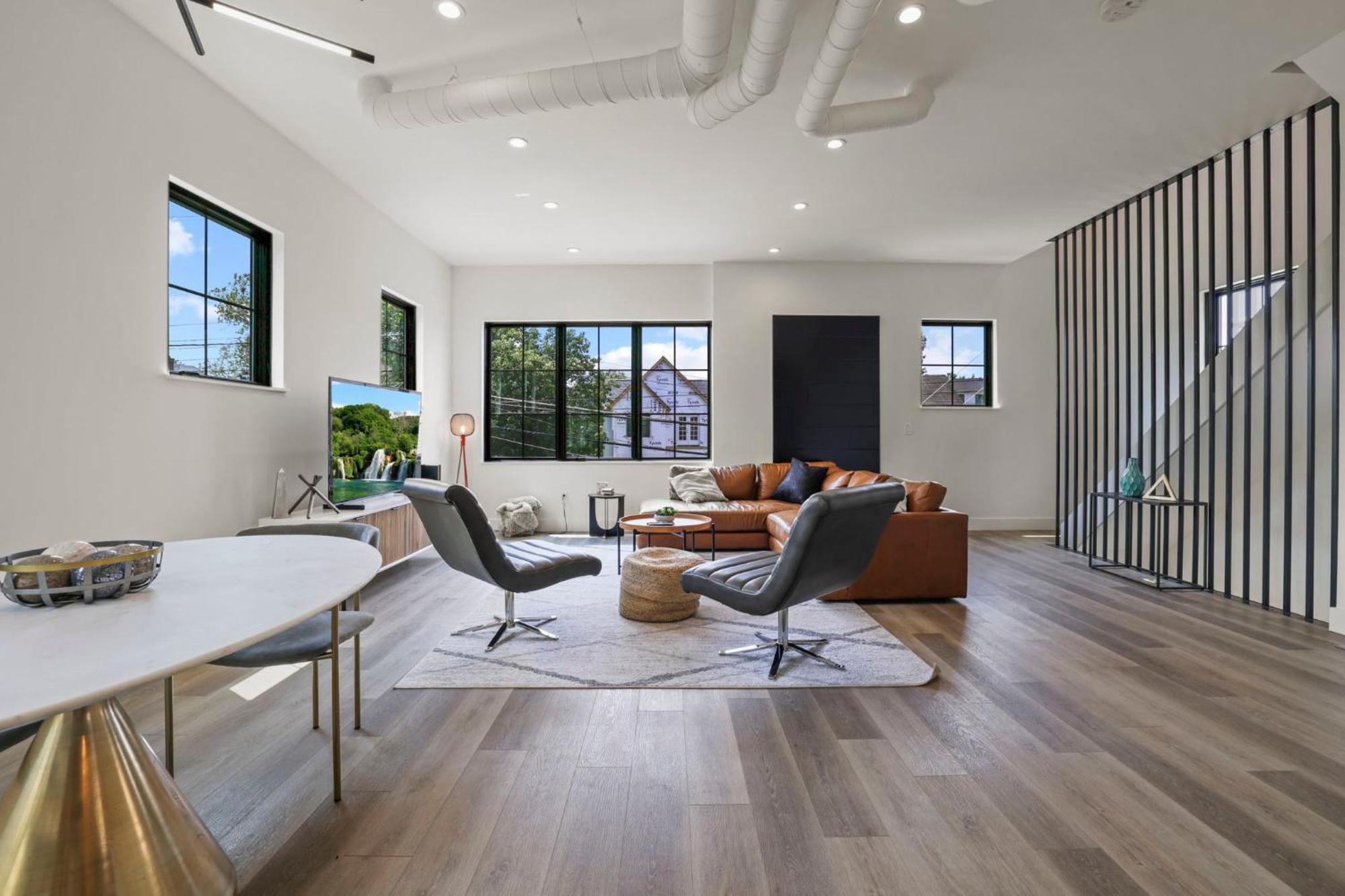 The Elegant Estate - Modern In *