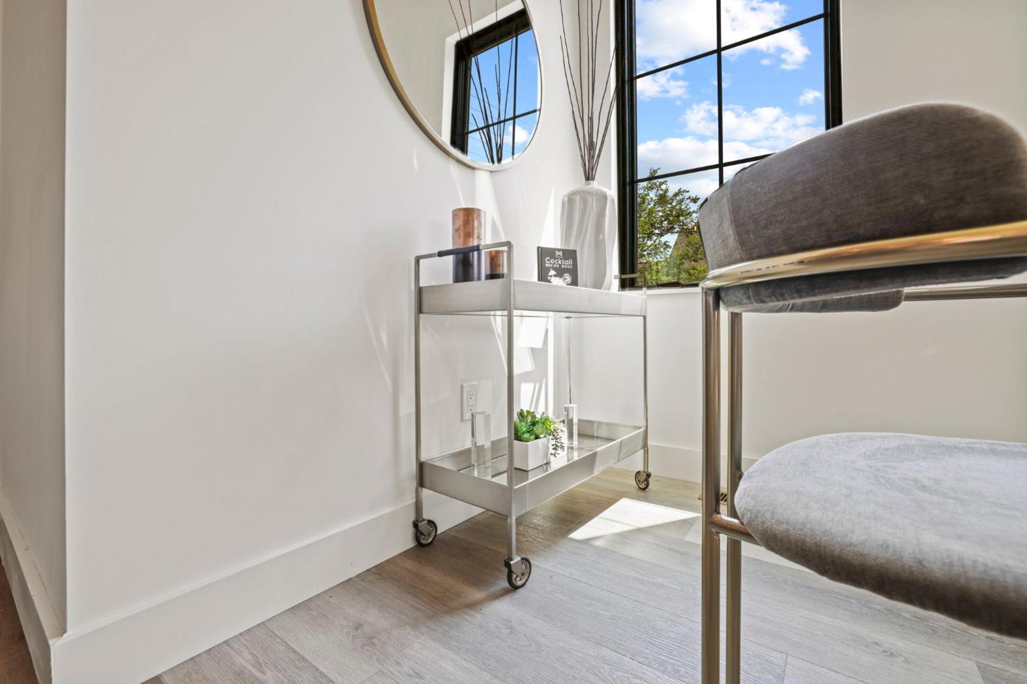 The Elegant Estate - Modern In Apartment *