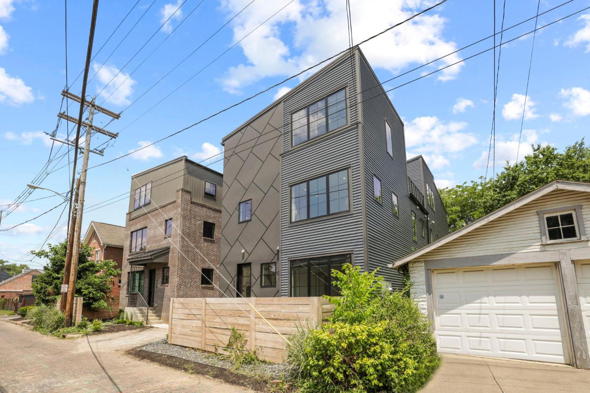 The Elegant Estate - Modern In Apartment Columbus