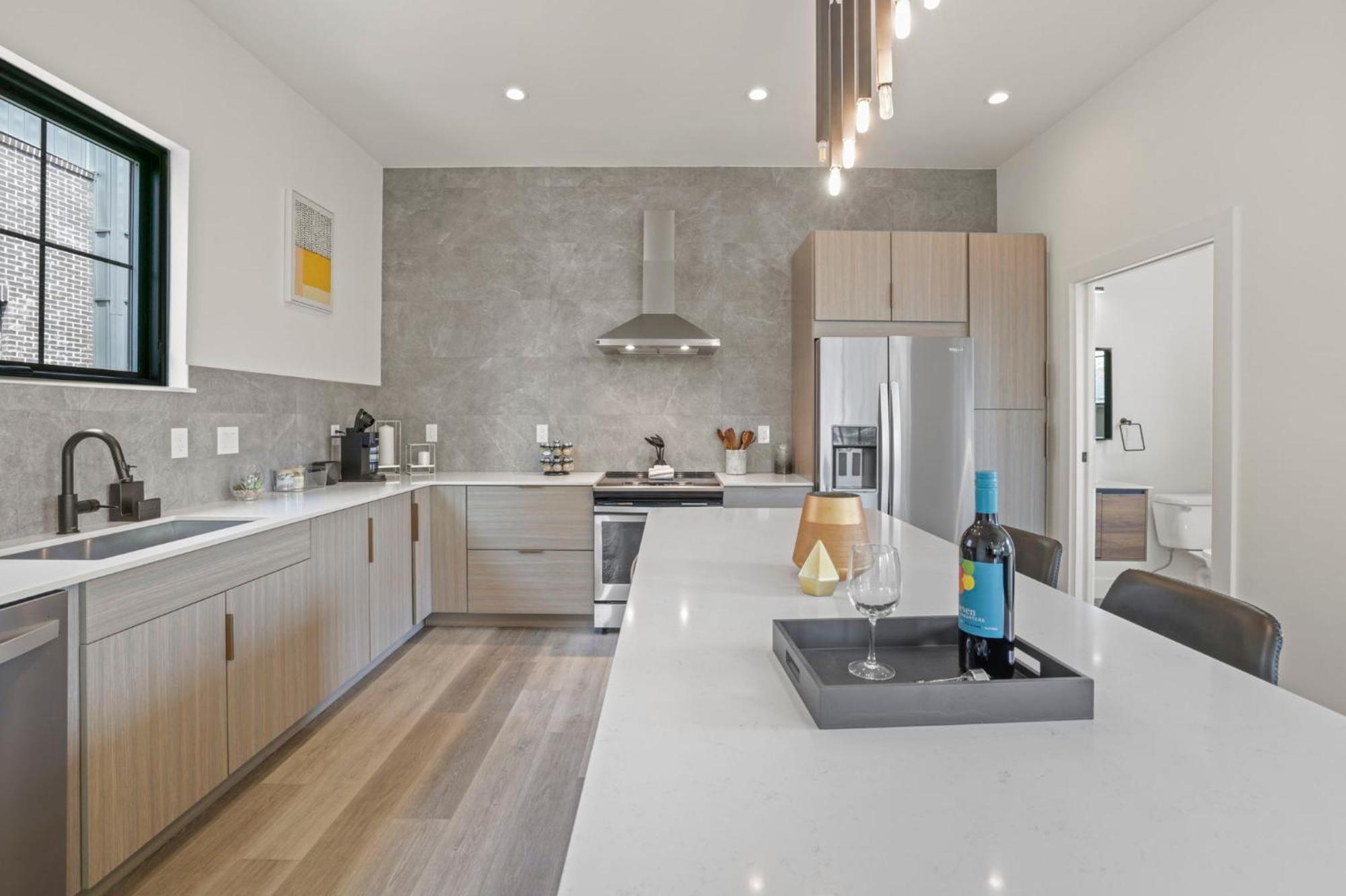 The Elegant Estate - Modern In Apartment *