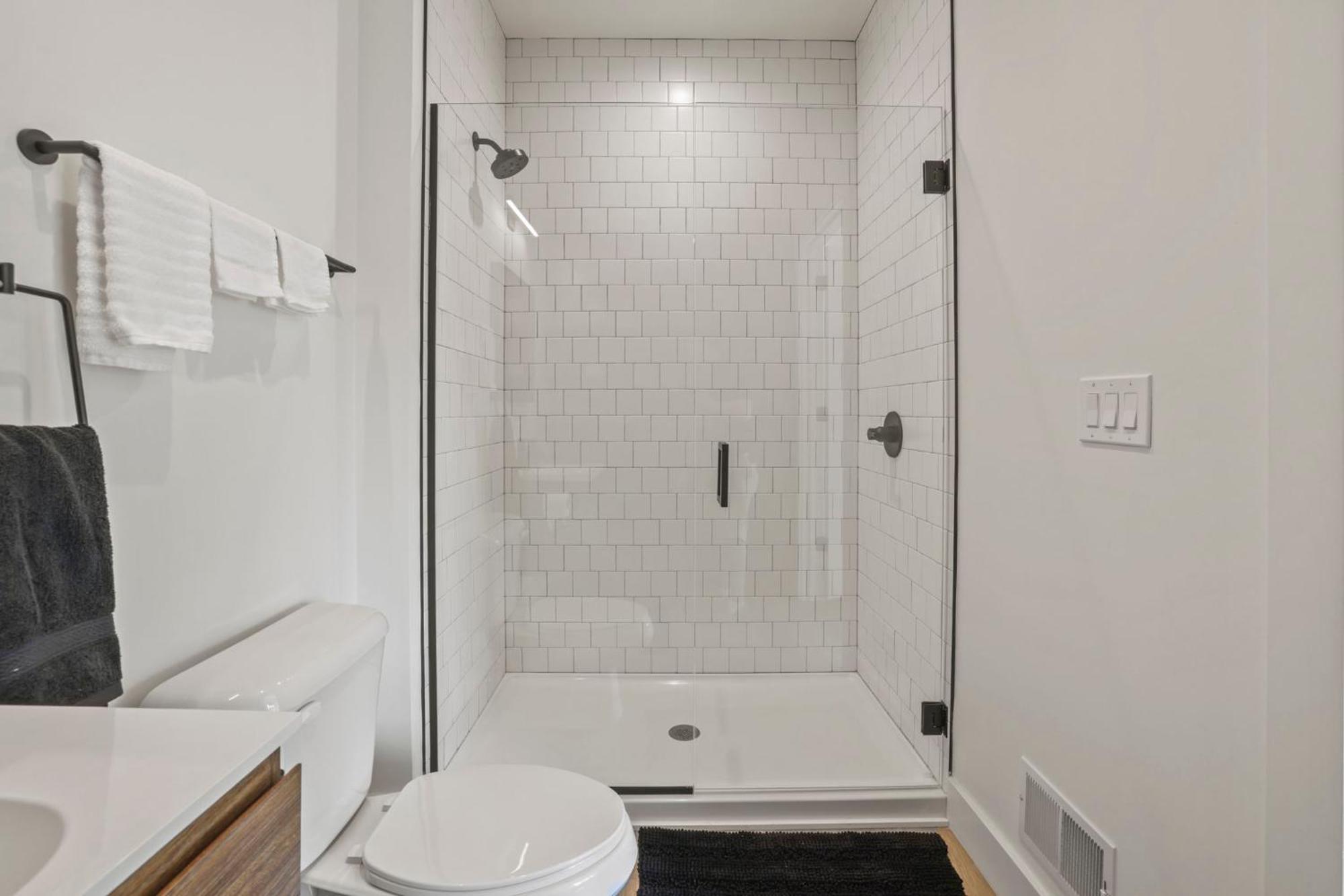 The Elegant Estate - Modern In Apartment